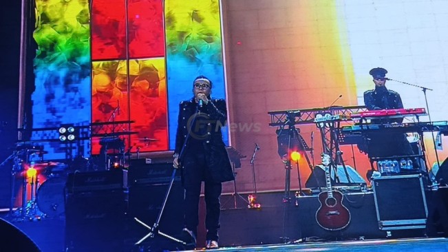 Penampilan Ari Lasso di Konser Dewa 19 featuring All Stars 2.0 di GBK, Jakarta, Sabtu (6/9/2025) malam. [FTNews.co.id/Selvianus Kopong Basar]
